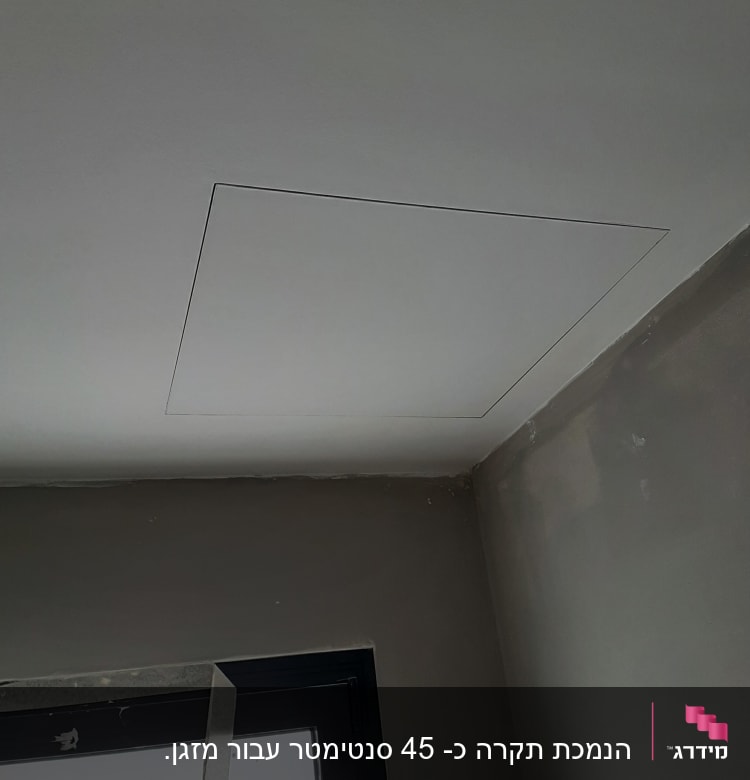 פתח בגבס בתקרה עם מסגרת חלון